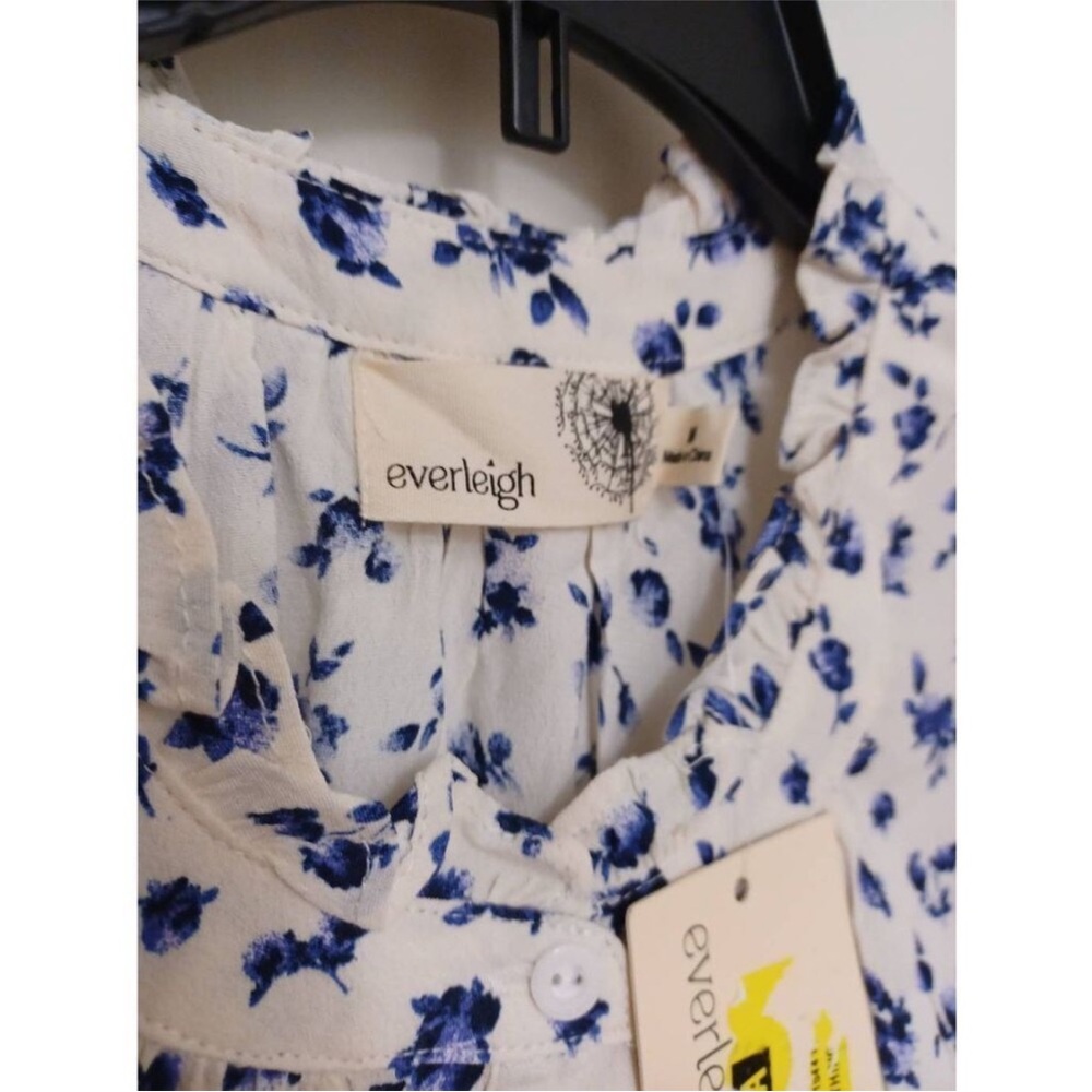 NWT everleigh  beautiful top size medium. Colors are beautiful. - Picture 2 of 3